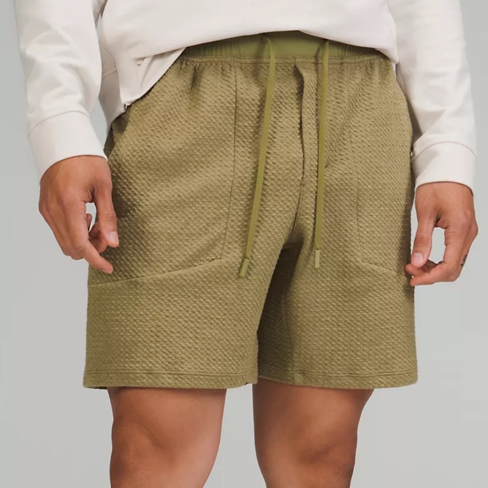 Lululemon At Ease Short 7" - M